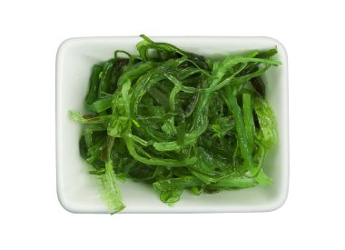 Chuka ya da Wakame deniz yosunu salatası beyaz arkaplanda kırpma yolu ve üst görünümü ile izole