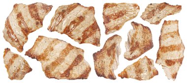 Izgara tavuk eti parçaları beyaz arka planda izole edilmiş kesme yolu, tam derinlik