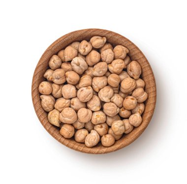 Beyaz arka planda soyutlanmış nohut bezelyeler, ahşap kâse üst görünümü, tam derinlik