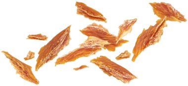 Düşen kurumuş balık parçaları beyaz arka planda izole edilmiş, çıtır çıtır deniz ürünleri atıştırmalıkları, tam derinlik...