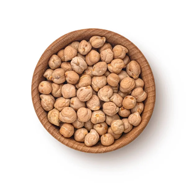 Beyaz arka planda soyutlanmış nohut bezelyeler, ahşap kâse üst görünümü, tam derinlik