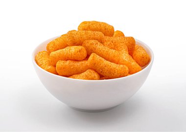 Beyaz arka planda izole edilmiş kasede gevrek mısır çubukları.