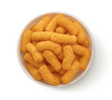 Beyaz arka planda izole edilmiş kasede gevrek mısır çubukları. Üst manzara, tam derinlik.