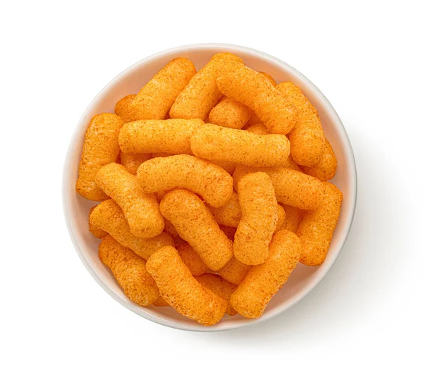 Beyaz arka planda izole edilmiş kasede gevrek mısır çubukları. Üst manzara, tam derinlik.