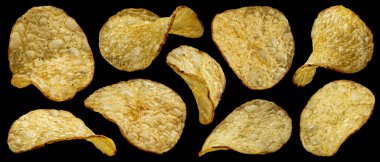 Siyah arka planda izole edilmiş doğal patates cipsi, tam derinlik, koleksiyon.