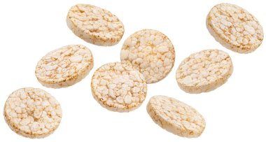 Düşen pirinç gevreği kekleri beyaz arka planda izole edilmiş kırpma yolu, tam derinlik