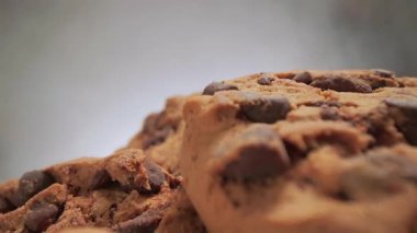 Yeni pişmiş yulaflı kurabiyelere yakın plan, kamera yavaş hareket ediyor.