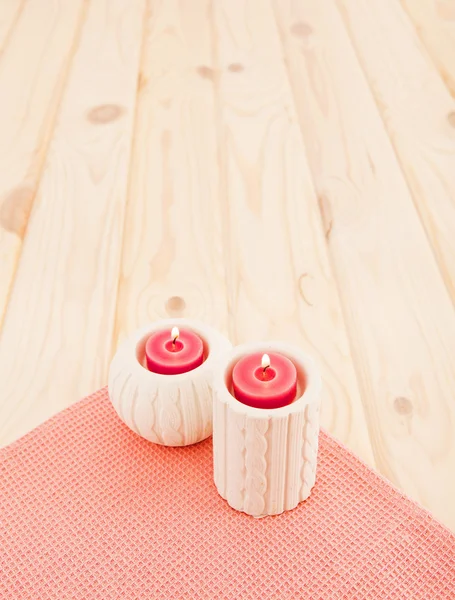 Schöne Kerzen auf rosa Hintergrund — Stockfoto