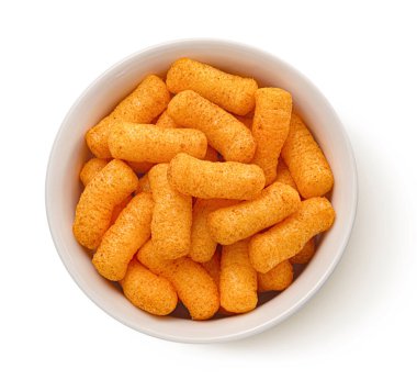 Beyaz arka planda izole edilmiş kasede gevrek mısır çubukları. Üst manzara, tam derinlik.