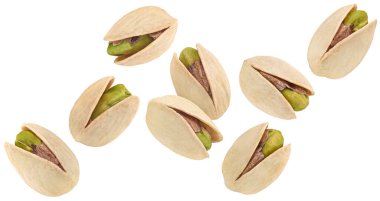 Düşen şam fıstıkları beyaz arka planda izole edilmiş, kırpma yolu, tam derinlik