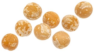 Düşen kuru bezelyeler kırpma yolu ile beyaz arkaplanda izole edilmiş, tam derinlikte