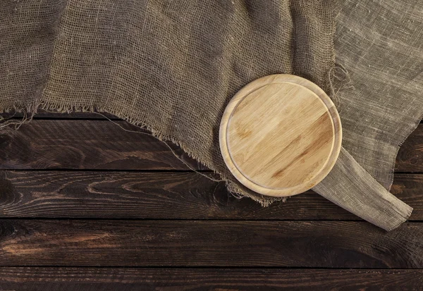 Круглая доска на деревянном фоне — стоковое фото