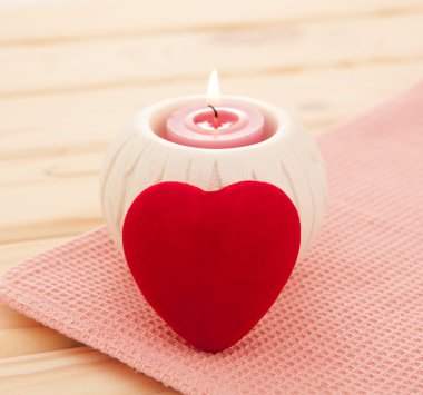 yanan mum ile kırmızı kalp