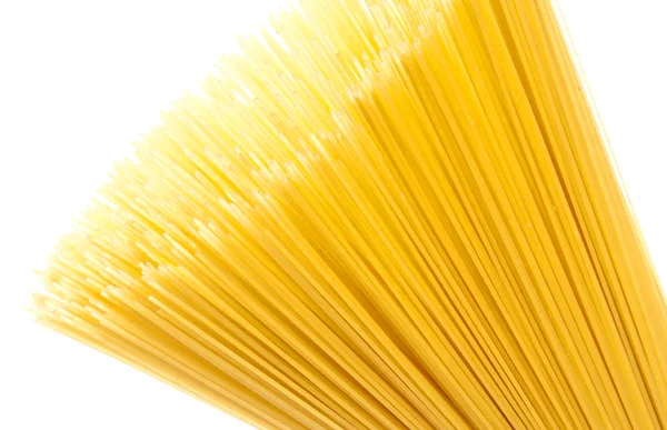 Espaguete macarrão não cozido no fundo branco — Fotografia de Stock