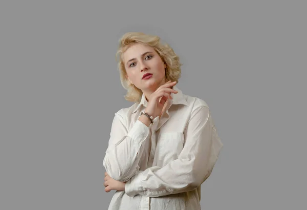 Жінка Коротким Білим Кучерявим Волоссям Носить Недбалу Білу Сорочку Тримає — стокове фото