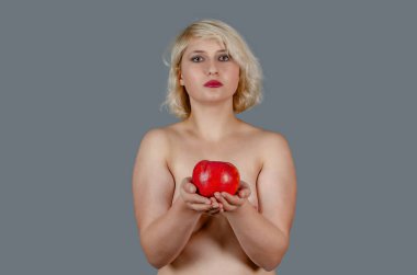 Ellerinde kırmızı elma tutan çıplak kadın.