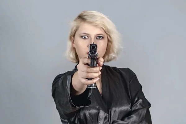 Sarışın Kadın Elinde Silahla Izleyiciye Nişan Alıyor Tehdit Suç Koruma — Stok fotoğraf