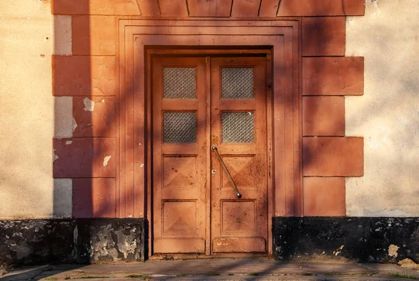Puerta Vieja Una Casa Abandonada Color Rojo —  Fotos de Stock