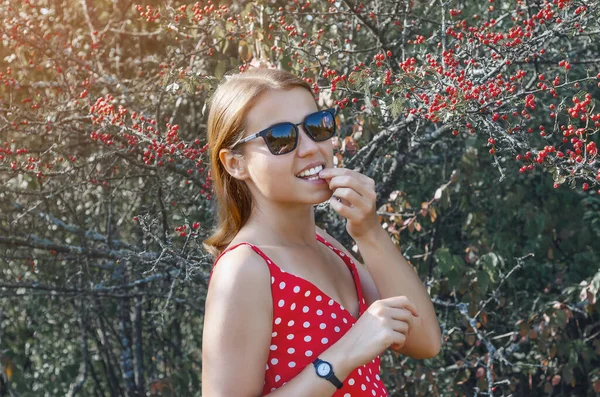 Jeune Femme Près Brousse Avec Des Baies Aubépine Rouge Sourire — Photo