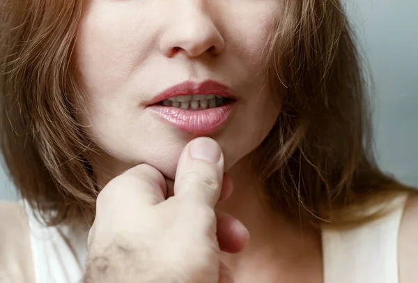 Dedo Masculino Mano Tocando Labios Femeninos Barbilla —  Fotos de Stock