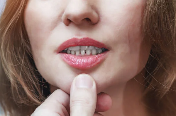 Dedo Masculino Mano Tocando Labios Femeninos Barbilla —  Fotos de Stock