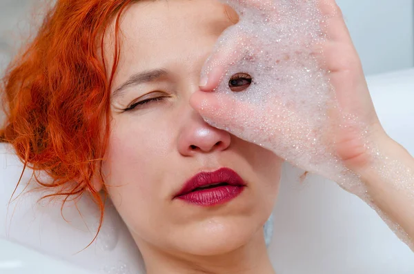 Retrato Una Joven Mujer Hermosa Baño Mirando Través Espuma Entre — Foto de Stock