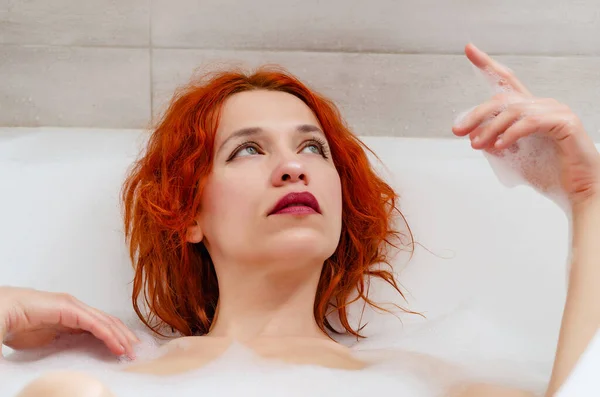 Femme Allongée Dans Salle Bain Détendue Portrait Une Beauté — Photo