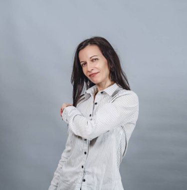 Beyaz gömlekli İspanyol kadının portresi.