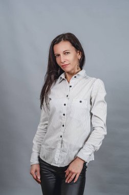 Beyaz gömlekli İspanyol kadının portresi.