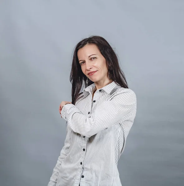 Beyaz gömlekli İspanyol kadının portresi.