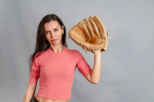 Portret Van Een Slanke Vrouw Met Grote Honkbalhandschoen Haar Hand — Stockfoto