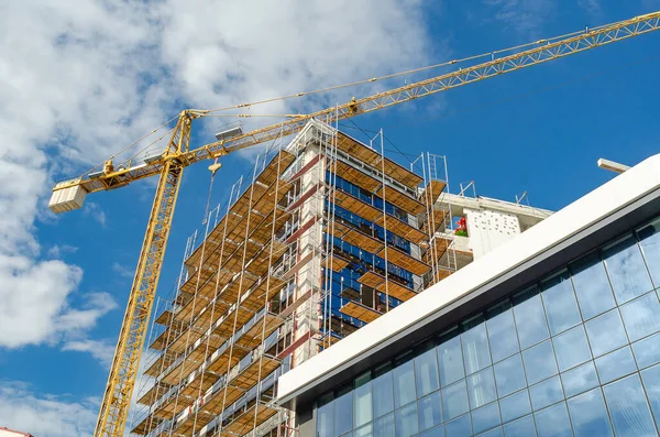 Construcción Moderna Acabado Fachada Casa Con Paneles Cristal Grúa Andamio — Foto de Stock