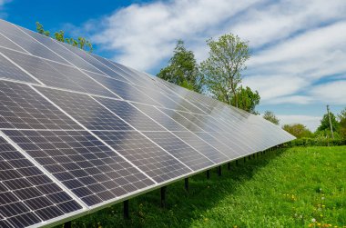 Çiftlikteki gökyüzü üzerindeki güneş panelleri