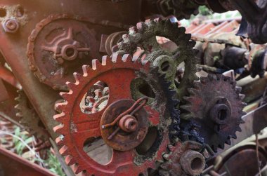 Kırık kombinasyon ünitesindeki paslı metal dişliler. Eski mekanizmanın kalıntıları
