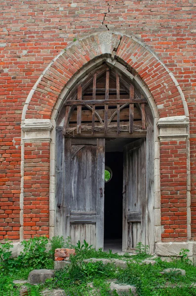 Entrada Antigua Iglesia Abandonada Ladrillo Rojo Puertas Rotas — Foto de Stock