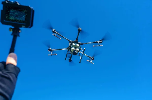 Drone Agricolo Volo Uno Sfondo Cielo Blu Spruzzare Sul Campo — Foto Stock