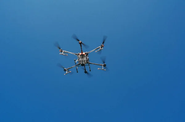 Drone Agricolo Volo Uno Sfondo Cielo Blu Spruzzare Sul Campo — Foto Stock