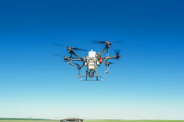 Dron Agrícola Vuelo Sobre Fondo Cielo Azul Pulverización Sobre Terreno —  Fotos de Stock