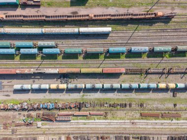 Eski tren rayları, eski istasyondaki trenler, üst manzara.