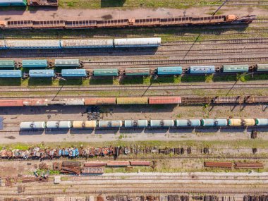 Bir sürü eski tren yolu, eski istasyonda trenler, üst manzara..