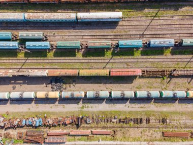 Bir sürü eski tren yolu, eski istasyonda trenler, üst manzara..