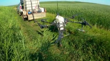Agrodrone tarlayı ilaçlamak için havalanıyor.