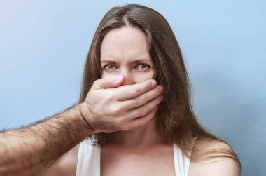 Erkek eli korkmuş olgun bir kadının ağzını kapadı. Şiddet, dayak, kölelik, cinsel sömürü kavramı