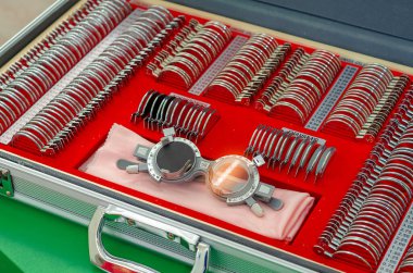 Optik mağazası kliniği. Hasta için gözlük seçimi için lens seti