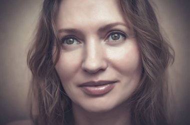 Kahverengi saçlı güzel bir kadının yakından çekilmiş portresi..