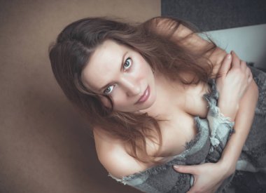 Güzel bir kadının portresi. Yukarı bakıyorum..