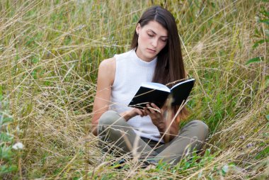 kız kitap okuyor.