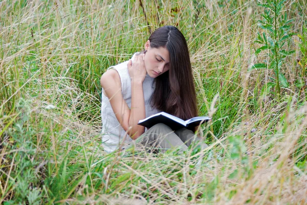 Menina leitura livro — Fotografia de Stock