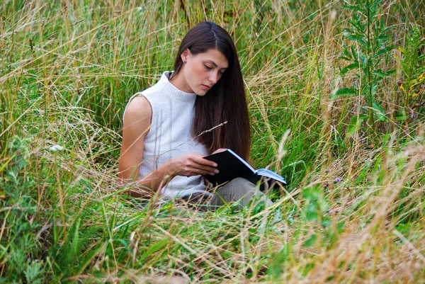 Девушка читает книгу — стоковое фото