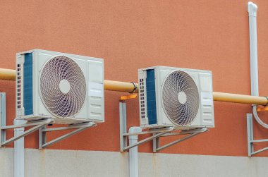 İki duvar, açık hava klimalarıyla döşenmiş. Hava kompresörü, binanın dışındaki duvarlara monte edilmiş klimalar. Soğutma, ısıtma ve havalandırma konsepti.